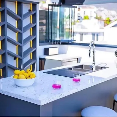 Sura Elegant Retreat,sea View, Sleeps12 *
