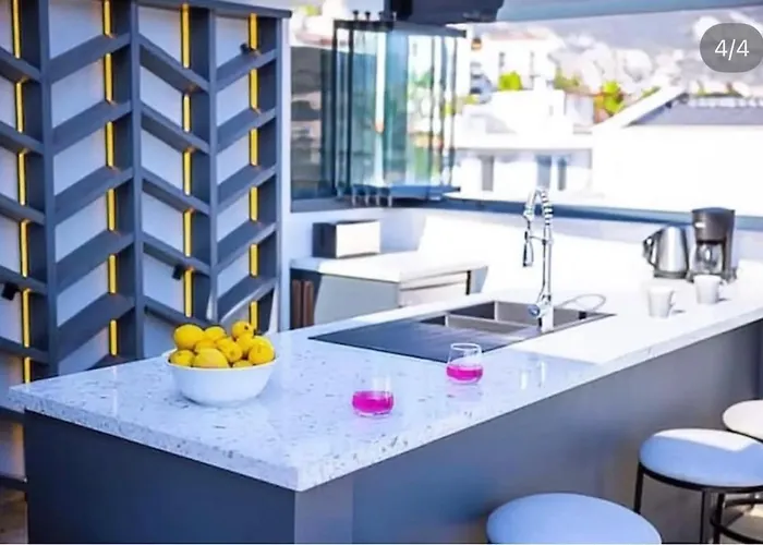 Sura Elegant Retreat,sea View, Sleeps12 *