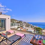 Sura Elegant Retreat,sea View, Sleeps12 빌라 *