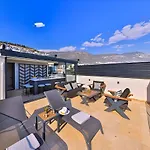 Sura Elegant Retreat,sea View, Sleeps12 빌라 *