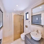 Sura Elegant Retreat,sea View, Sleeps12 빌라 *