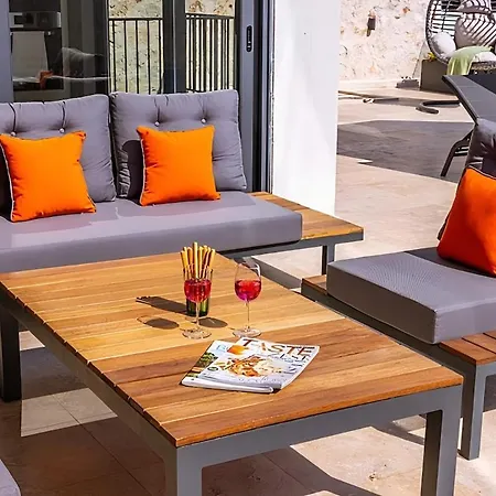 Sura Elegant Retreat,sea View, Sleeps12 Villa