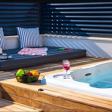Sura Elegant Retreat,sea View, Sleeps12 *
