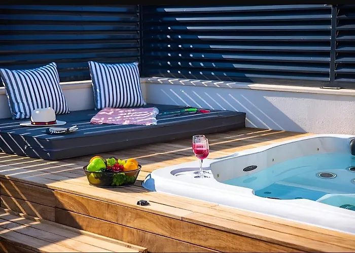 Sura Elegant Retreat,sea View, Sleeps12 *