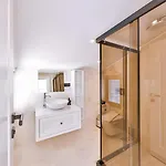 וילה Sura Elegant Retreat,sea View, Sleeps12 *